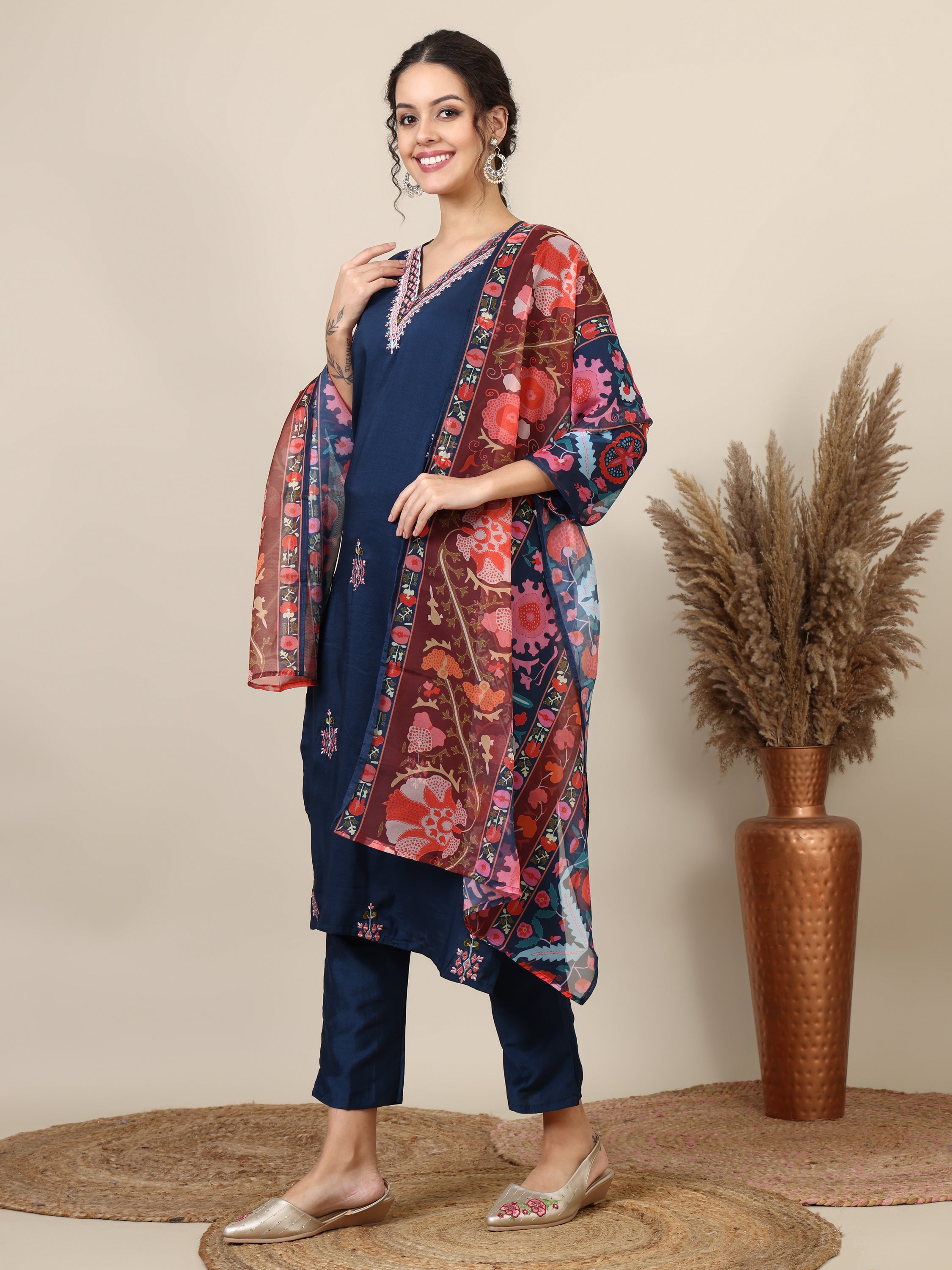 16-Ethnic motifs embroidered thread work kurta with trousers & printed dupatta